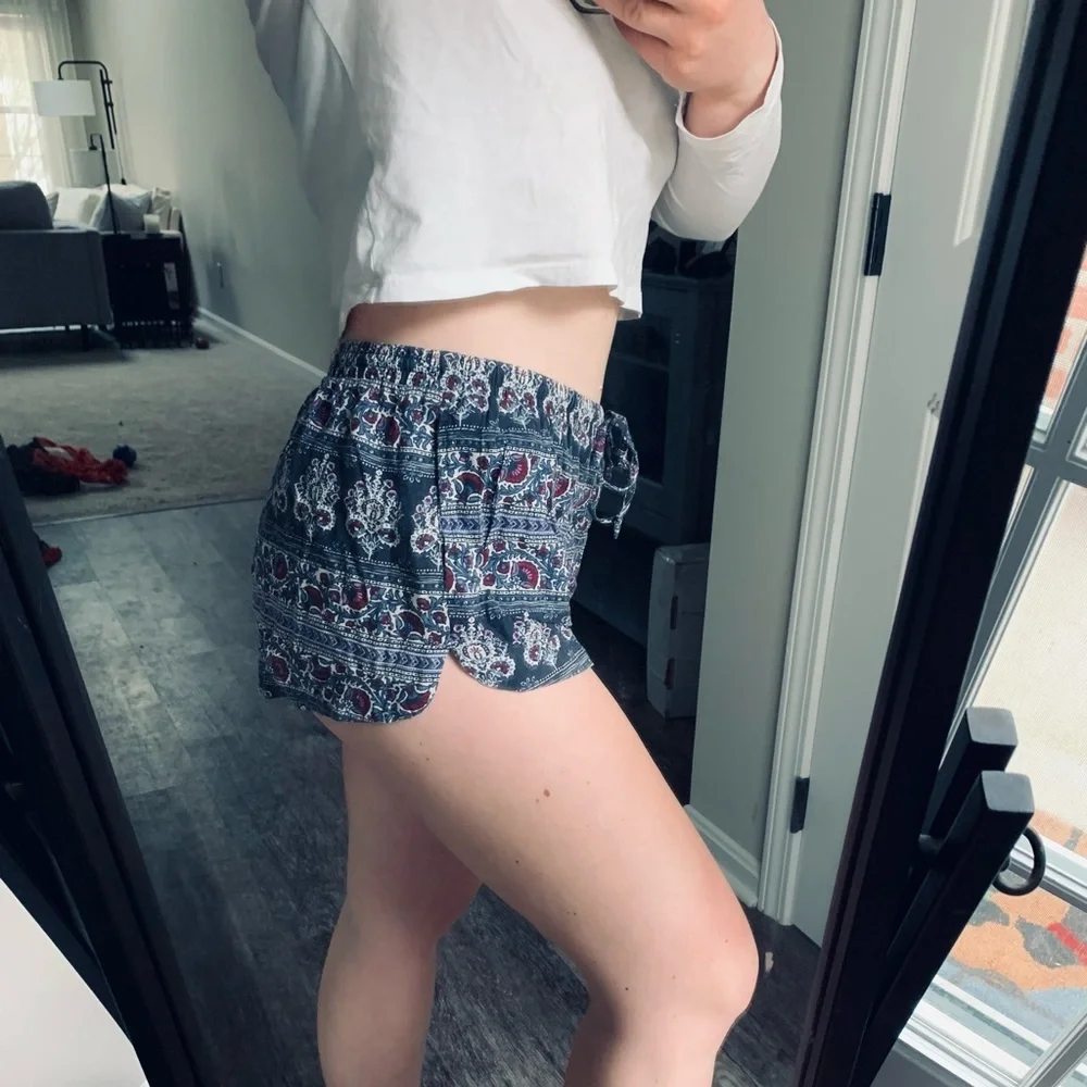 Patterned Fabric Drawstring Elastic Shorts - Picture 6 of 7